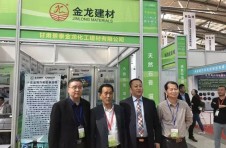 中國建材協(xié)會石膏分會會長徐絡(luò)屹、西安建筑科技大學(xué)控股集團(tuán)公司剛總蒞臨金龍建材展會現(xiàn)場參觀指導(dǎo)