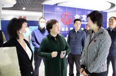 甘肅省委組織部副部長(zhǎng)、人力資源和社會(huì)保障廳黨組書(shū)記、廳長(zhǎng)周麗寧、白銀市副市長(zhǎng)賈汝昌、景泰縣縣長(zhǎng)張文玲等一行領(lǐng)導(dǎo)對(duì)金龍公司、諾克公司 視察指導(dǎo)工作